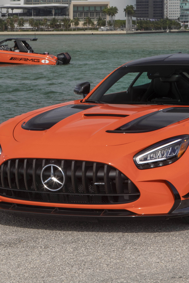 Оранжевый автомобиль Mercedes-AMG GT Black Series 2021 года у воды
