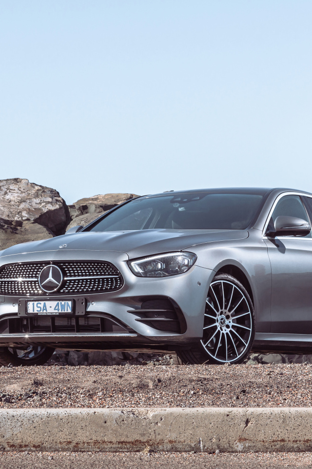 Серебристый автомобиль Mercedes-Benz E 350 AMG Line 2021 года