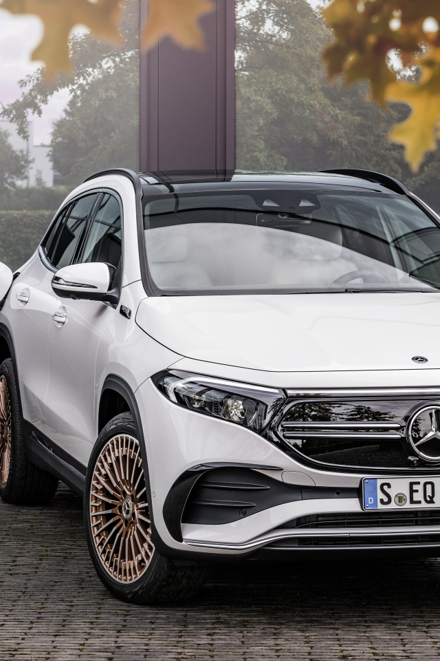 Белый автомобиль Mercedes-Benz EQA 250 AMG Line Edition 1 2021  года на заправке