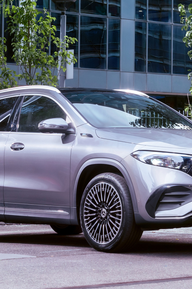 Серебристый автомобиль Mercedes-Benz EQA 250 AMG Line 2021 года