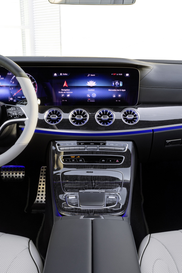 Красивый салон автомобиля Mercedes-Benz CLS 350 AMG Line 2021 года