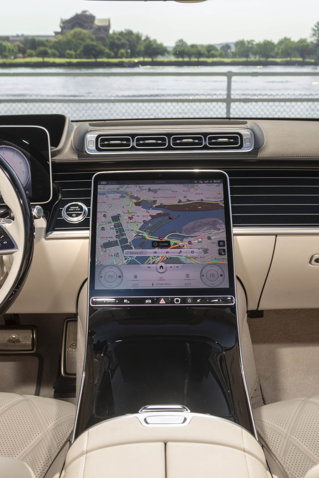 Бежевый салон автомобиля Mercedes-Maybach S 580 4MATIC, 2022 года