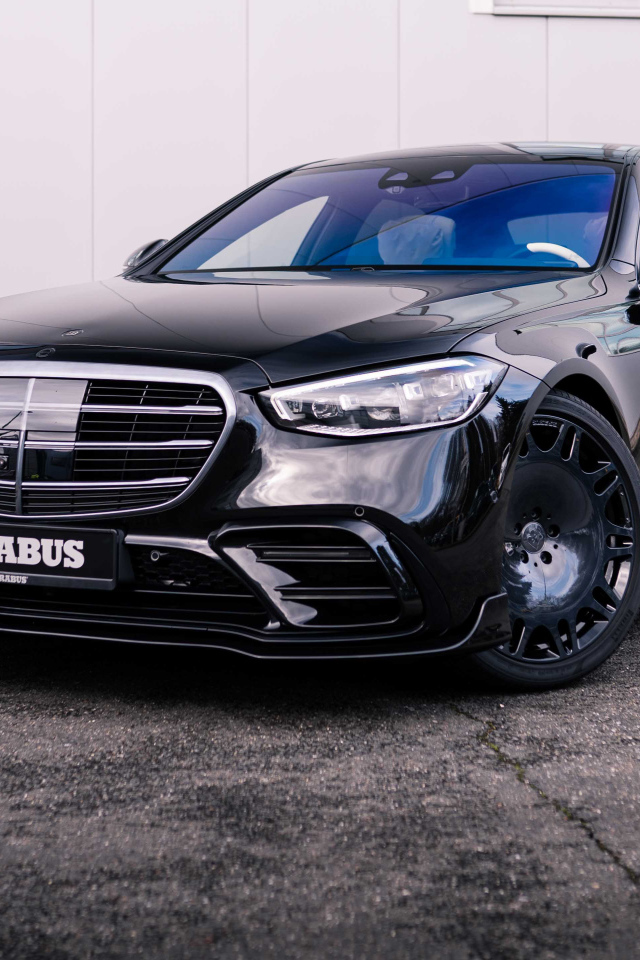Черный автомобиль BRABUS 500 Mercedes-Benz S 500 L 4MATIC 2021