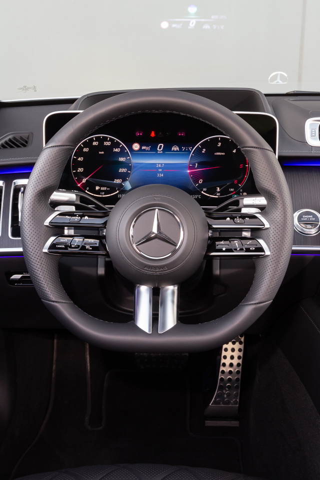 Черный кожаный салон автомобиля Mercedes-Benz S 350 D AMG Line