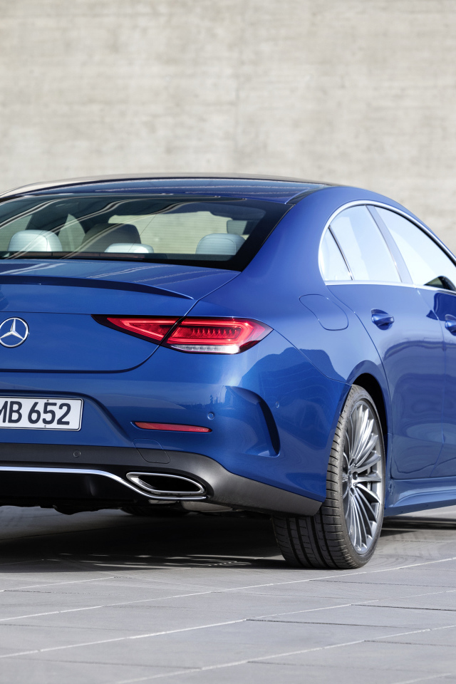 Синий автомобиль Mercedes-Benz CLS 350 AMG Line 2021 года вид сзади