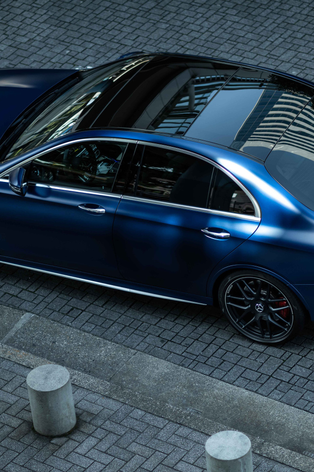 Синий автомобиль Mercedes-AMG E 63 S 4MATIC+ вид сзади