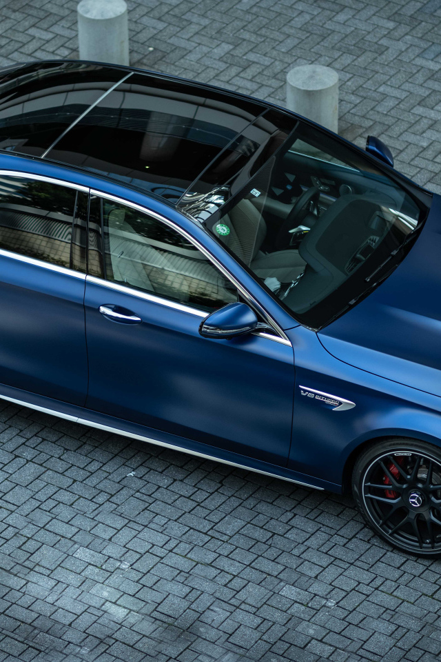 Синий автомобиль Mercedes-AMG E 63 S 4MATIC+ вид сверху