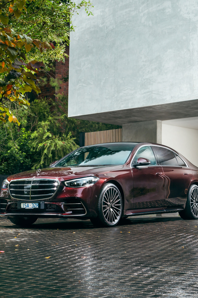 Бордовый автомобиль Mercedes-Benz S 450 Lang 4MATIC AMG Line 2021 года у дома