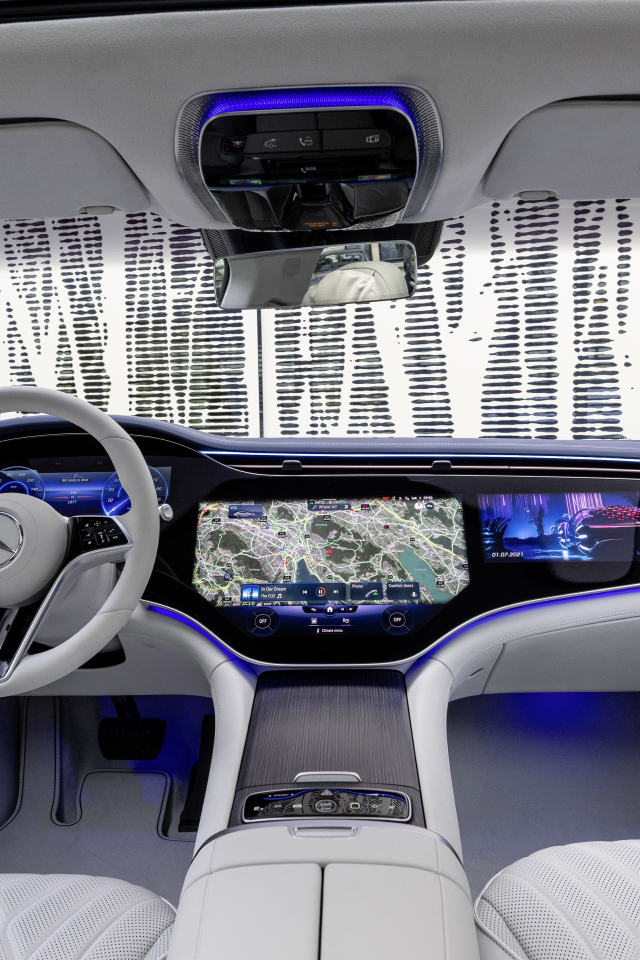 Серый кожаный салон автомобиля Mercedes-Benz EQS 450+ AMG Line 2021 года