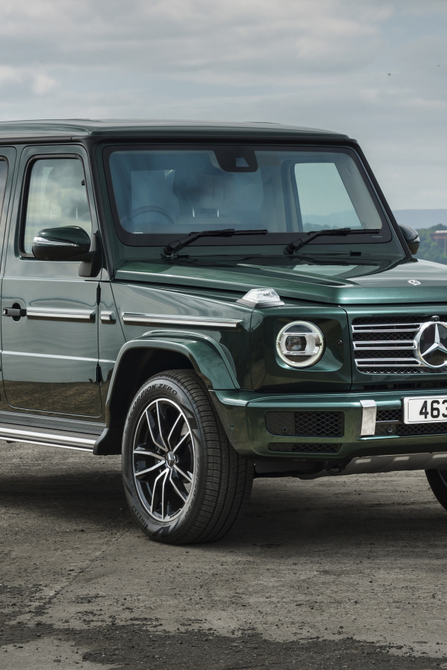 Зеленый Mercedes-Benz G 400 D AMG Line 2021 года у реки