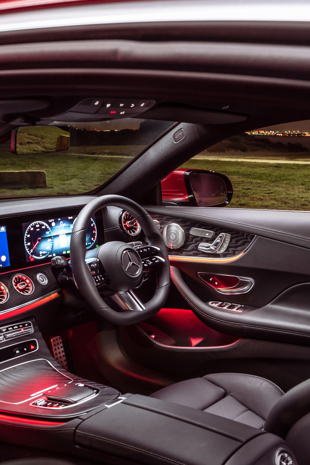 Кожаный салон автомобиля Mercedes-Benz E 350 AMG Line Coupé 2021