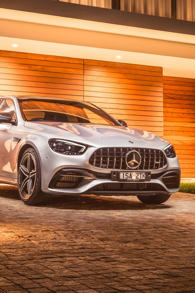Автомобиль Mercedes-AMG E 63 S 4MATIC+ 2021  у гаража