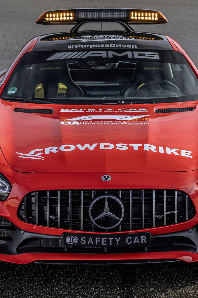 Красный автомобиль Mercedes-AMG GT R F1 Safety Car 2021 года вид спереди