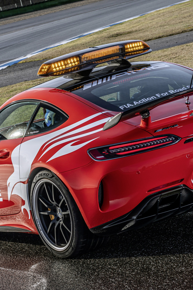 Красный Mercedes-AMG GT R F1 Safety Car 2021 года вид сзади