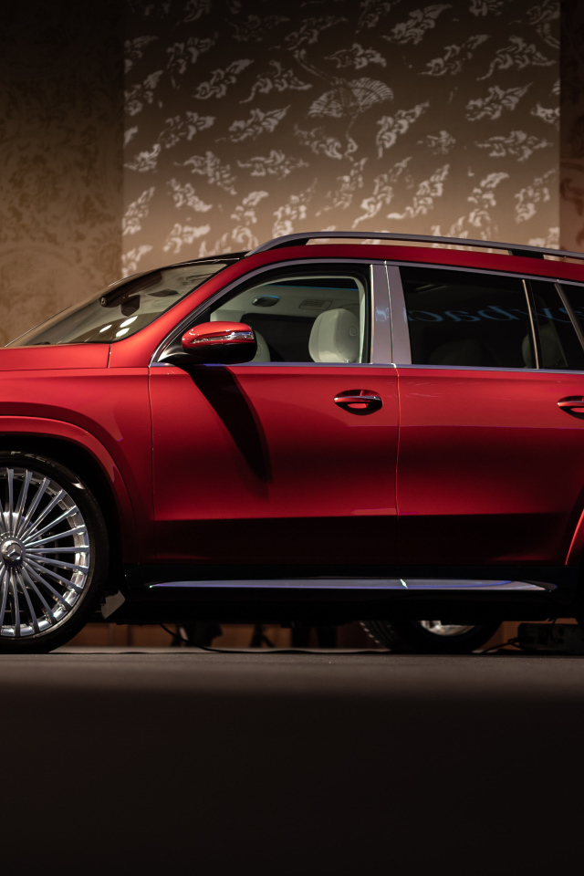Красный автомобиль Mercedes-Maybach GLS 600 4MATIC 2021 года