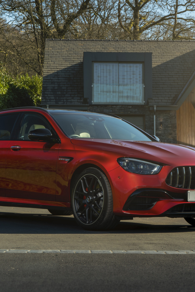 Красный Mercedes-AMG E 63 S 4MATIC+ у дома