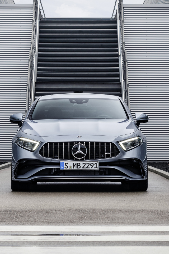 Серебристый автомобиль Mercedes-AMG CLS 53 4MATIC+ 2021 года