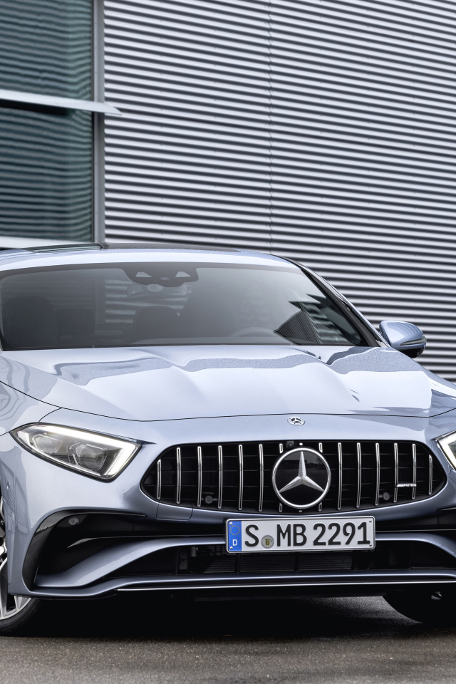 Серебристый автомобиль Mercedes-AMG CLS 53 4MATIC+ 2021 года у здания