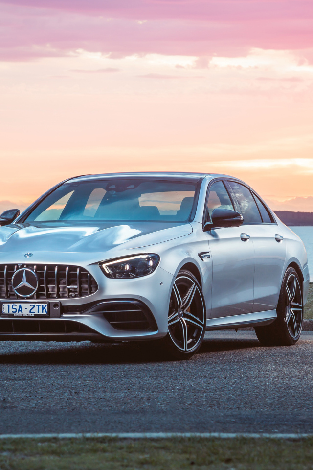 Серебристый автомобиль Mercedes-AMG E 63 S 4MATIC+ 2021 года у моря