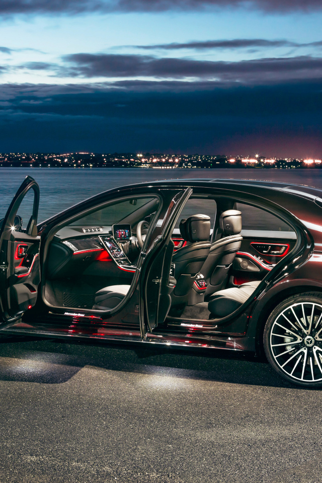 Стильный Mercedes-Benz S 450 Lang 4MATIC AMG Line 2021 года с открытыми дверями