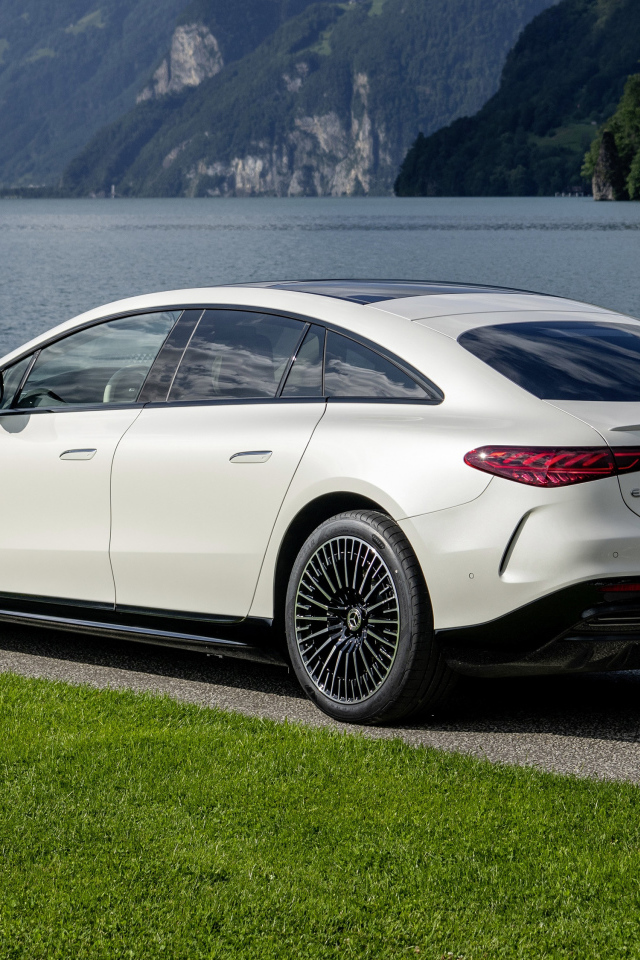 Белый Mercedes-Benz EQS 580 4MATIC AMG Line 2021 года вид сзади