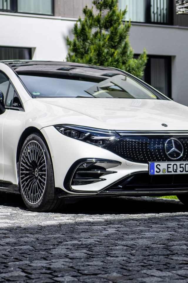 White Mercedes-Benz EQS 580, 2021 at home