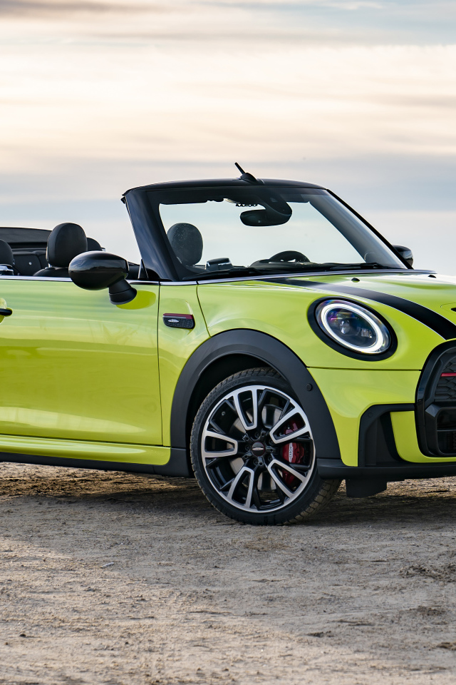 Кабриолет MINI John Cooper, 2021 года на песке у моря