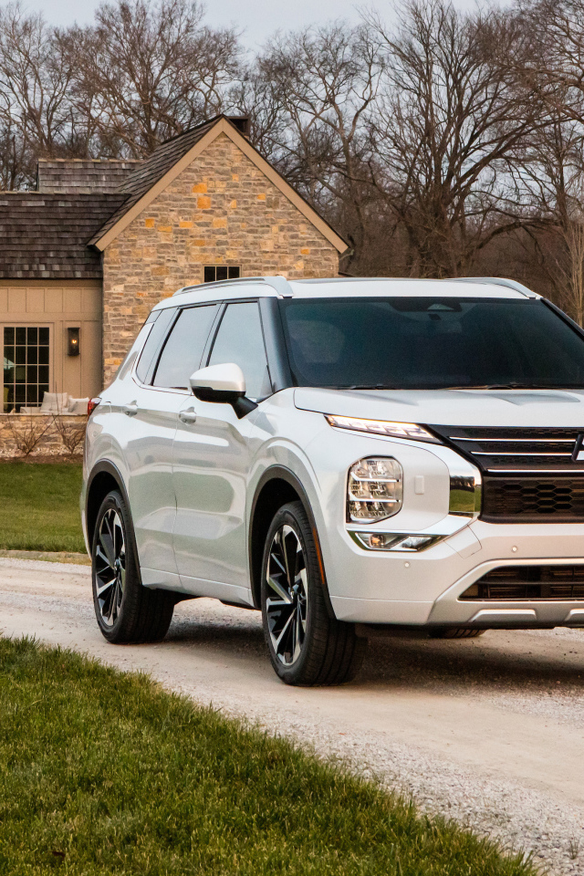 Белый внедорожник  Mitsubishi Outlander SEL, 2021 года у дома