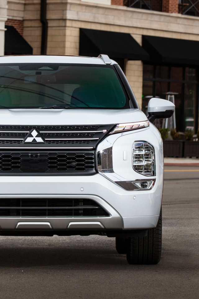 Белый Mitsubishi Outlander SEL, 2021 года вид спереди