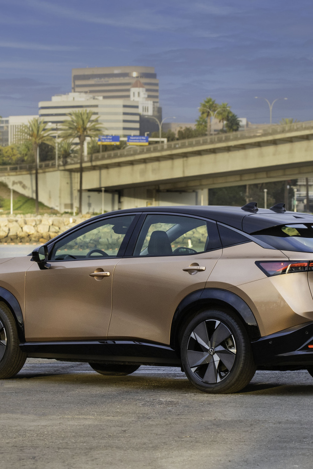 Автомобиль Nissan Ariya SL E-4orce, 2021 года вид сзади