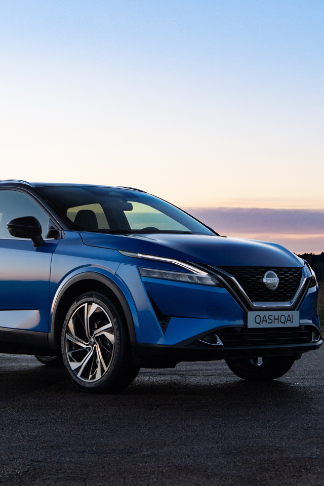 Внедорожник Nissan Qashqai 2021 года на фоне заката