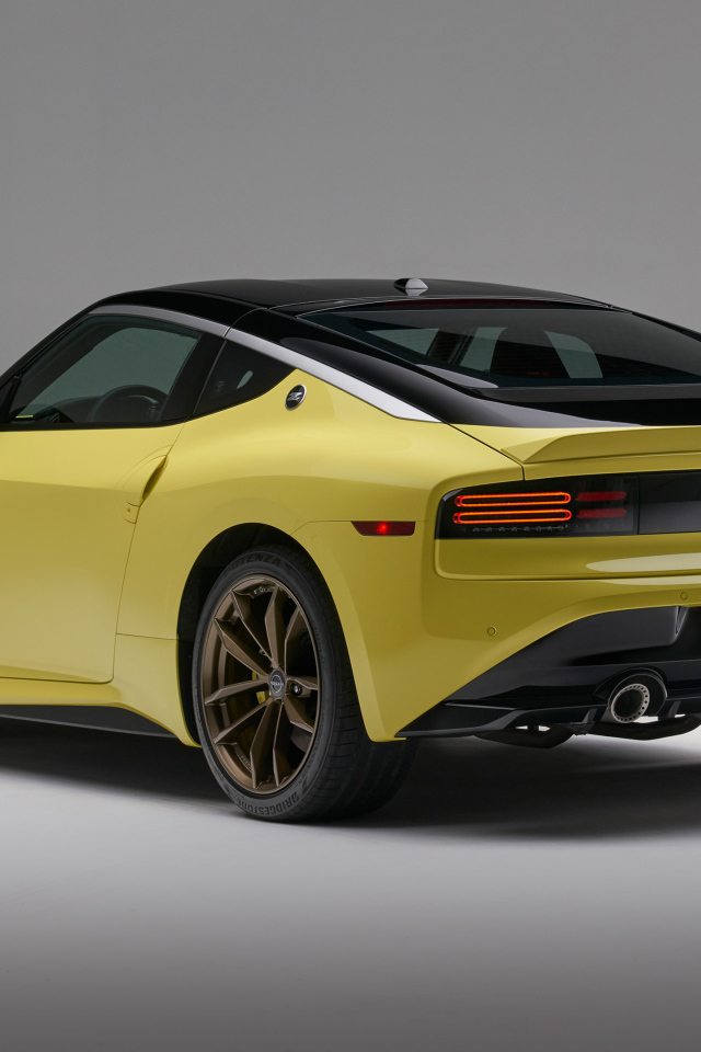 Желтый автомобиль Nissan Z, 2023 года вид сзади