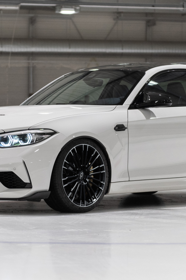 Белый автомобиль G-Power G2M CS Bi-Turbo 2021 года на льду