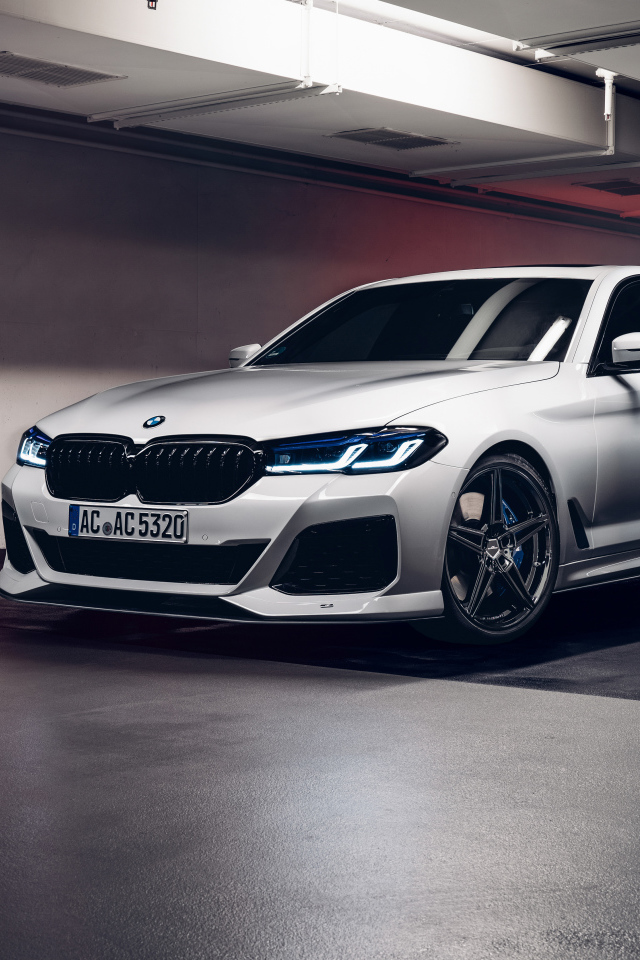 Автомобиль Schnitzer ACS5 3.0d 2021 года выезжает с парковки