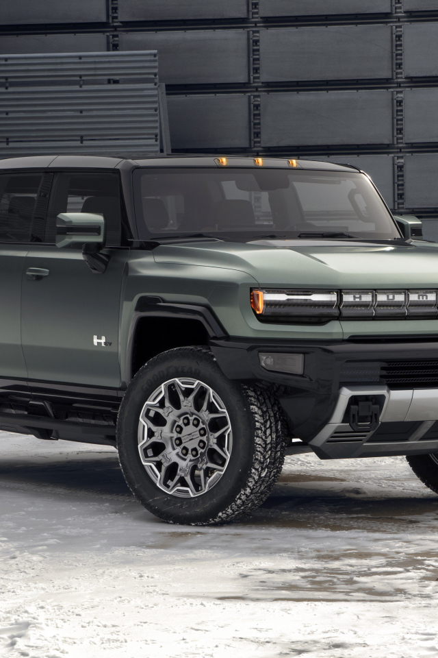 Внедорожник GMC Hummer EV, 2024 года на фоне стены