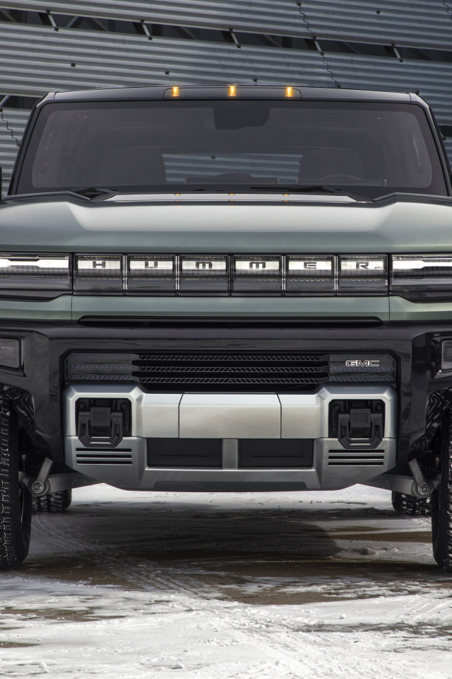 Джип GMC Hummer EV, 2024 года на снегу