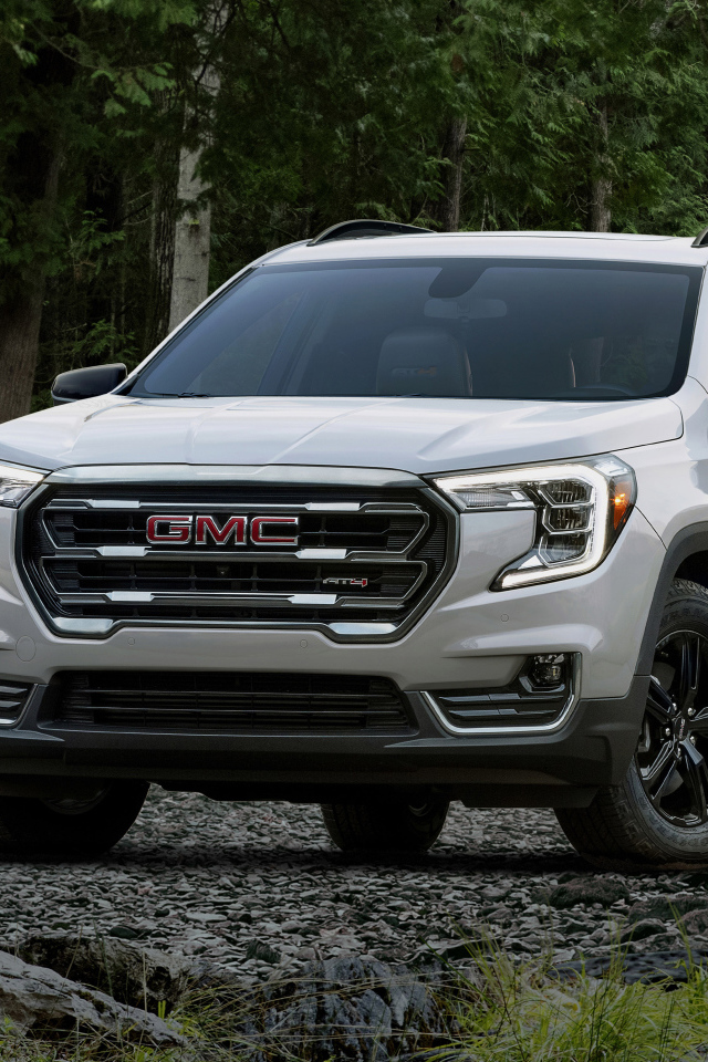 Внедорожник GMC Terrain AT4 , 2022 года в лесу
