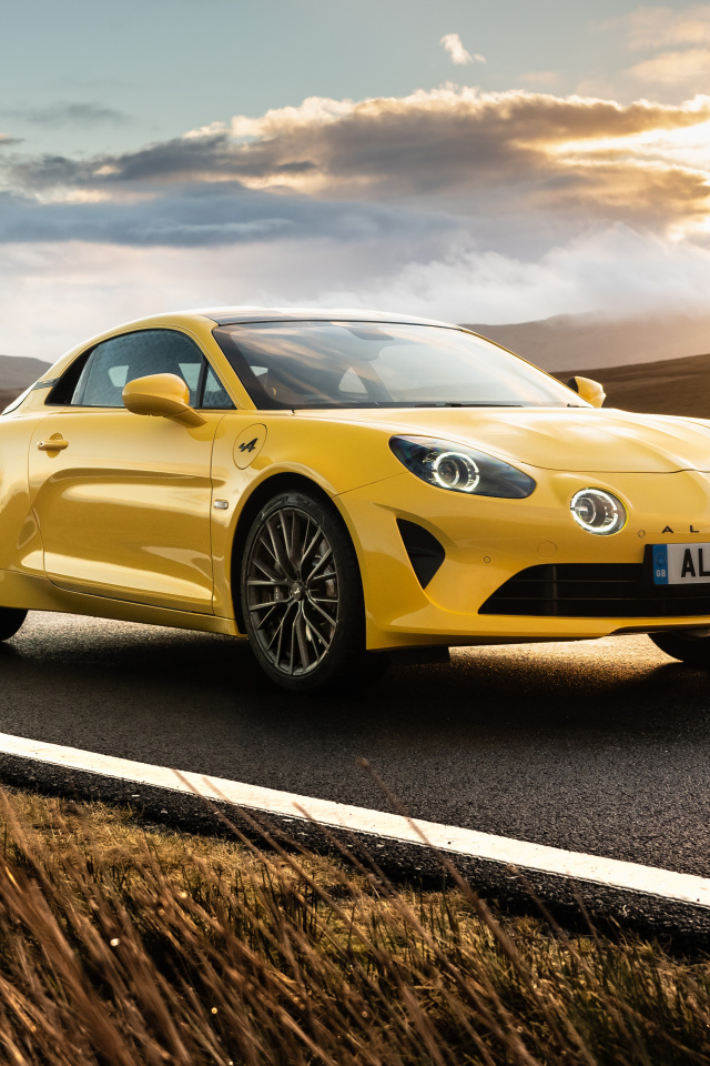 Желтый автомобиль Alpine A110, 2021 года на фоне заката