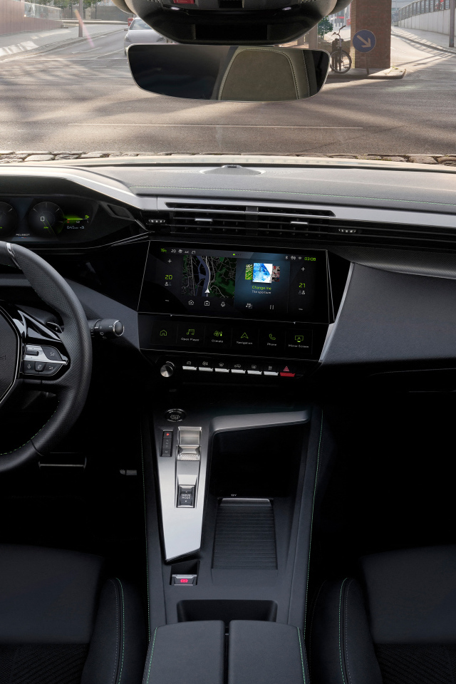 Черный кожаный салон автомобиля Peugeot 308 SW GT 2021 года