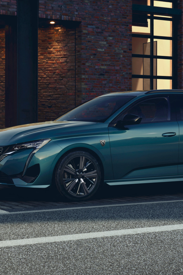 Автомобиль Peugeot 308 SW GT 2021 года вид сбоку