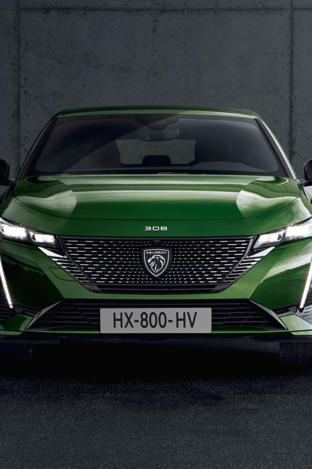 Автомобиль Peugeot 308, 2021 года вид спереди на фоне стены