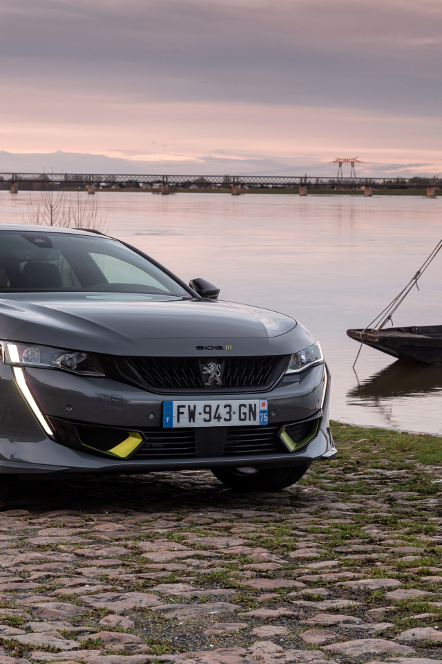 Автомобиль Peugeot  508 SW  2021 года у реки