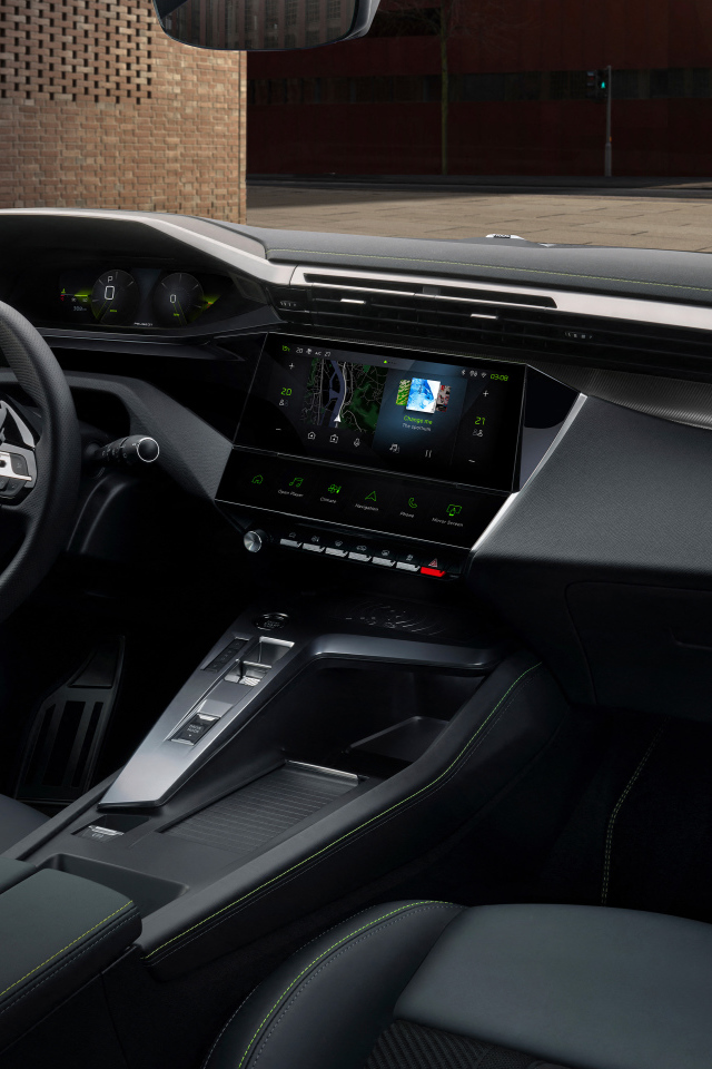 Дорогой черный кожаный салон автомобиля Peugeot 308, 2021 года