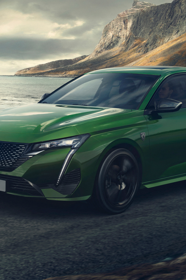 Зеленый автомобиль Peugeot 308, 2021 года у моря