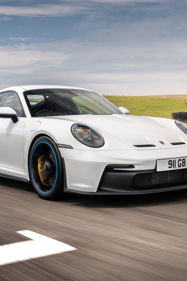 Белый автомобиль Porsche 911 GT3 PDK 2021  года на трассе