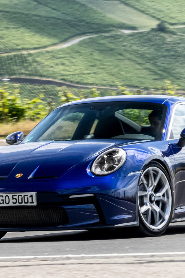 Синий автомобиль Porsche 911 GT3 Touring PDK 2021 года