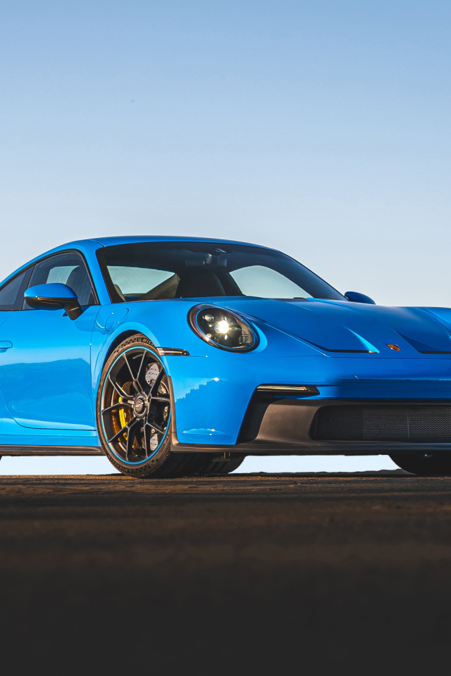 Синий автомобиль Porsche 911 GT3 2021 года на фоне неба