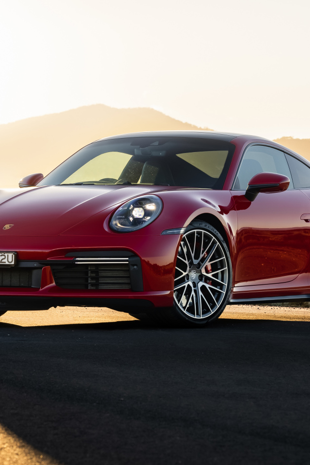 Красный автомобиль Porsche 911 Turbo 2021 года