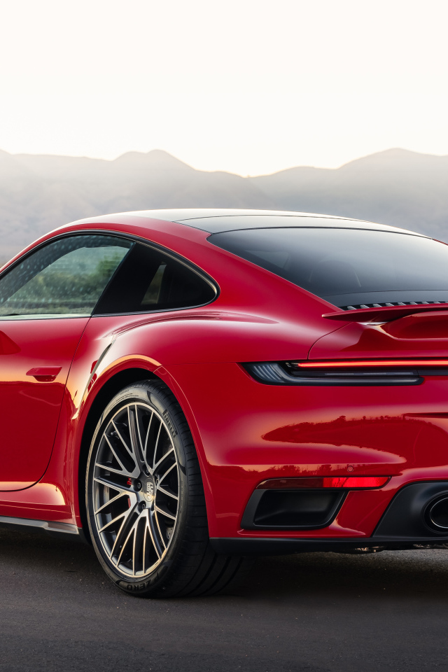 Красный автомобиль Porsche 911 Turbo 2021 года вид сзади