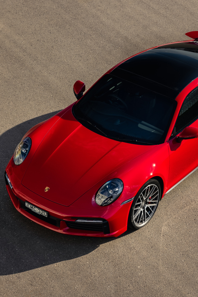 Красный автомобиль Porsche 911 Turbo 2021 года вид сверху